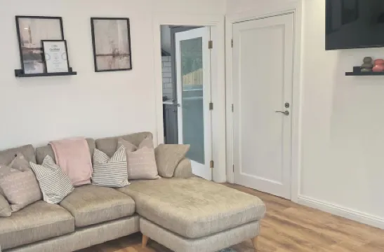 2 Bed cottage-Sleeps 4-Private Garden-Parking