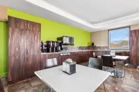 سوبر 8 باي ويندام برينس ألبرت - فطور