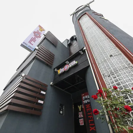 Jecheon Y Motel Отели рядом с достопримечательностью «Городская библиотека Чечхона»