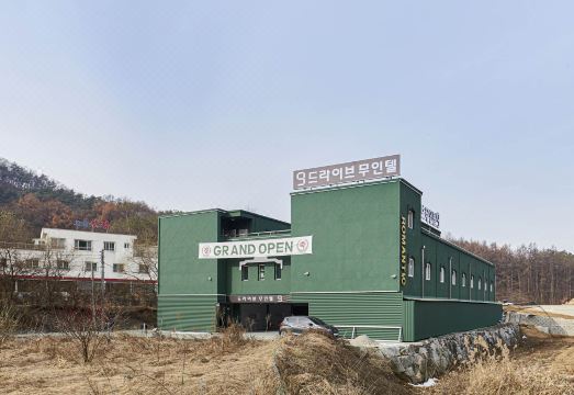 숙소 외관 및 주차 공간