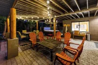 5Bd Verde Riverfront Cabin w/ Hot Tub, Pizza Oven, Game Room, Bar & EV Charger