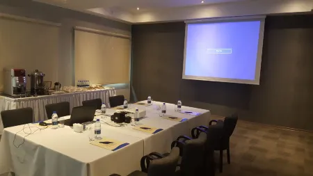 Kordon Hotel Çankaya Отели рядом с достопримечательностью «Kemeralti Market»