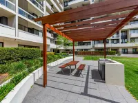 Luxe 2-Bed: Modern Interiors, Balcony & BBQ Area Hotels in Lidcombe