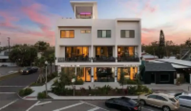 Lux Penthouse 4-story Stunner Rooftop Views