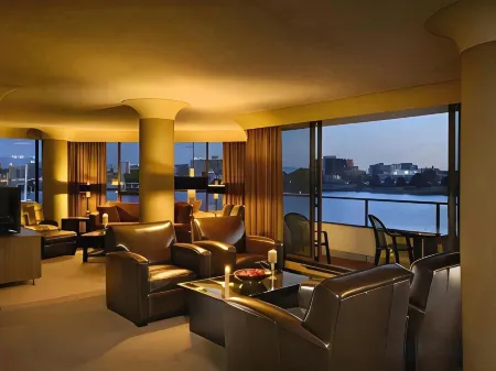 Victoria Regent Waterfront Hotel & Suites Отели рядом с достопримечательностью «Университет Капилано»