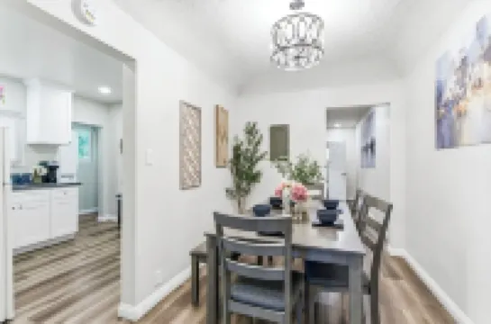 Prime Location: Remodeled 2-Bed/1-Bath with Private Entrance！