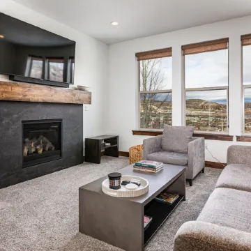 Summer by the Lake! Beautiful Swimming Pool, Patio w Hot Tub and BBQ Nature Trails Hiking Biking