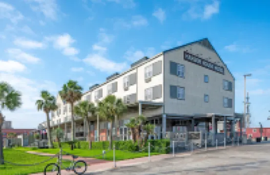 Harbor House Hotel and Marina at Pier 21