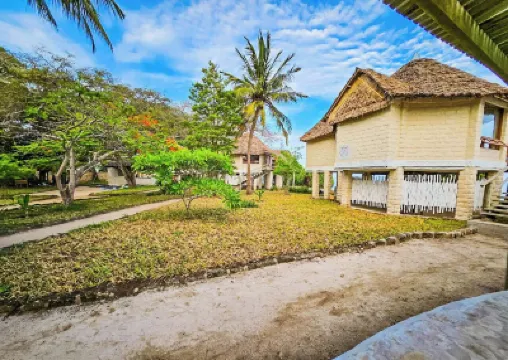คอรัล โคฟ เดียนี ทรีเฮาส์ โรงแรมใน