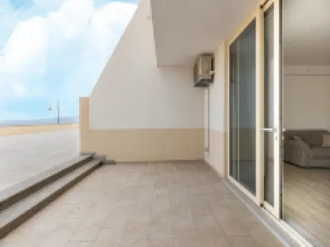 附空調和海景露台的公寓