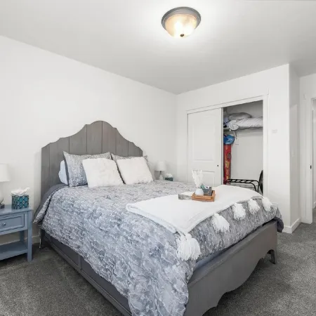 Luxury Townhome! Mountain Views! Family Amenities! Seasonal Pool & Pickleball!