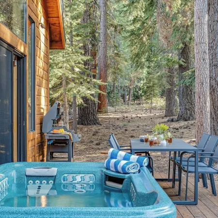 Cherrywood Gorgeous Cottage Surrounded by Pine Trees w/ Hot Tub