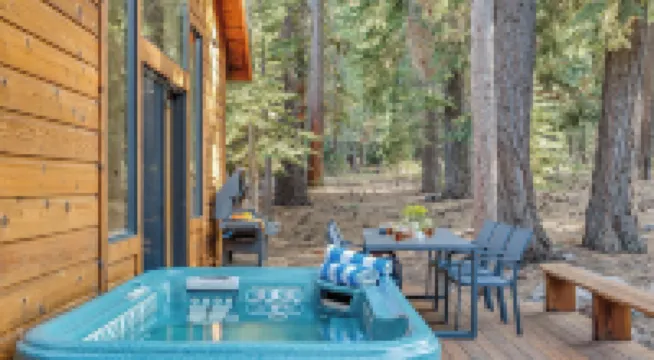 櫻桃木華麗小屋，被松樹環繞，配有熱水浴缸