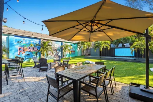 5⭐ 6BD/4BA ~ Steps to Beach Shipping Container Pool w ~ Game Rm ~Summer Kitchen