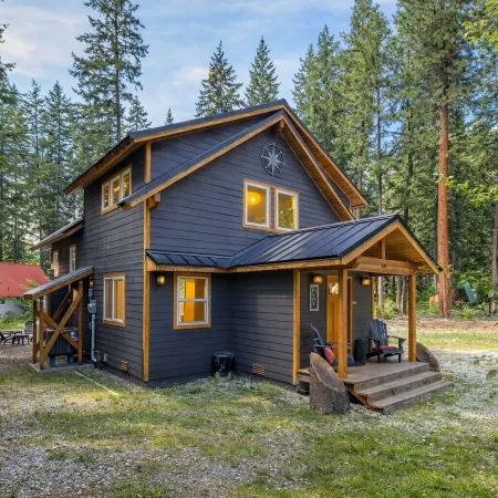 Compass Cabin 2 Bedroom Homeby NW Comfy Cabins by RedAwning