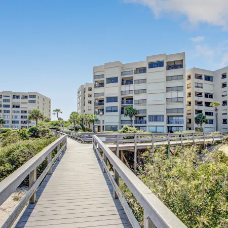 Newly Renovated Oceanfront Condo with Balcony, WiFi, W/D & Shared Pool/Tennis