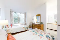 Two-Story Townhome with Fast WiFi & Pool - Steps from the Beach - 4 stjerner