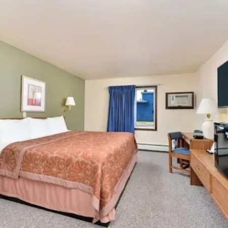 EconoLux Inn