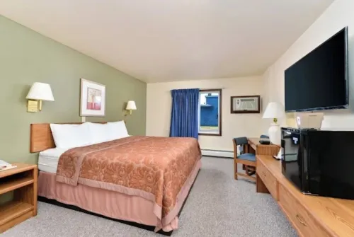 EconoLux Inn