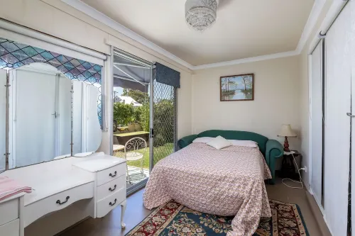 Albert Road Cottage: Comfy, vintage home near water & town - breakfast