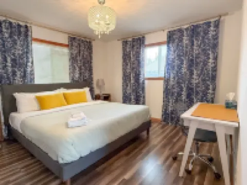 Escape to the Lake! Walk to water & local dining!