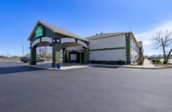 Greenfield Inn & Suites Owensboro, KY Airport