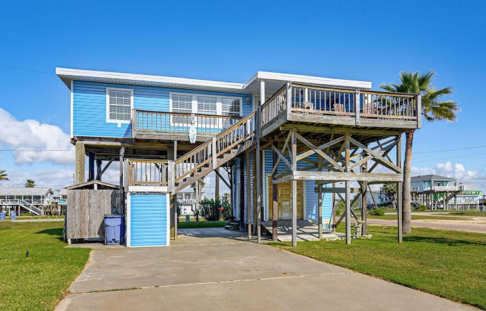 1 Block to Surfside Beach: Home w/ Deck!