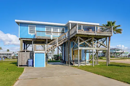 1 Block to Surfside Beach: Home w/ Deck! - Wifi