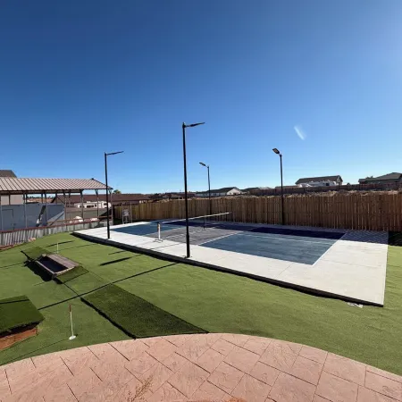 Spacious Home with private pickleball court, close to all Lake Powell activities