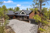 New Lux Cabin! 5500sf / GolfSim / MoviTheatr / HotTub / 4KingStes / Gym&Billiard