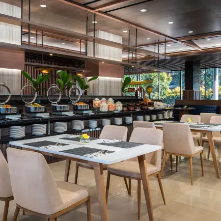 Mercure Jakarta Grogol Отели рядом с достопримечательностью «Торговый центр Central Park»
