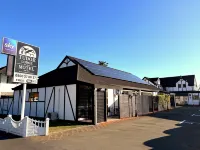 Tudor Lodge Motel Hotel di 