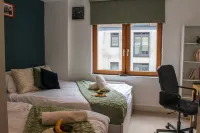 City Centre Gem | Balcony, 2 Baths & Free Parking - 2 ดาว