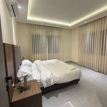 006 JRE Apartment With Stunning Boulevar