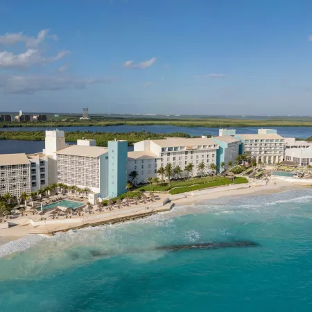 The Westin Resort & Spa, Cancun Отели рядом с достопримечательностью «Пляж Делфинес»