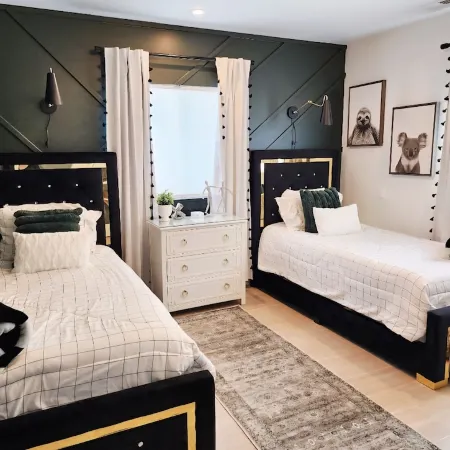 Luxury Retreat-Gourmet Kitchen, Playhouse, Hot Tub, & Steam Shower