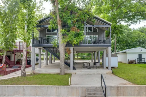 Outdoor Entertainment Space Home in McQueeney - Homestays