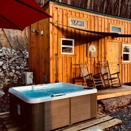 Moonshine Cabin tucked away on the Mountain,Great Location with private Hot Tub!
