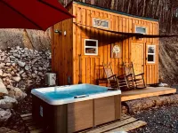 Moonshine Cabin tucked away on the Mountain,Great Location with private Hot Tub! - balcony