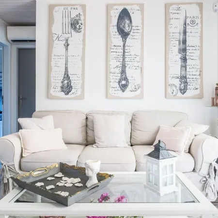 Villa Romance: Relaxation, Heated Pool, Private Spa, Bikes, and Wi-Fi