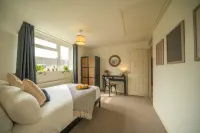 5 BD 3 bath/3 Car Drive/Large Garden/Pet Friendly - 4-Star