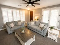 Pet-Friendly 4 Bed Home w/ Pool Access, Patio & Garage – Walk to Dining! -  Privatzimmer