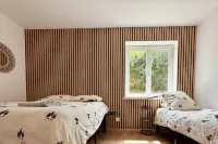 Sunny House with a Terrace, 4 Bedrooms, 2 Bathrooms, Sleeps 9–11 People. - Balkoner