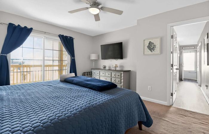 Coastal 4BR Retreat Hot tub Water Views Deck Pet-friendly