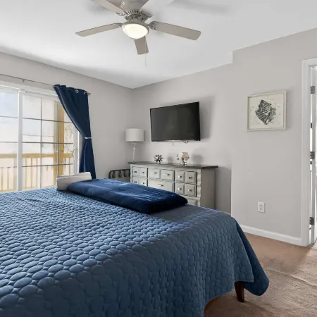 Coastal 4BR Retreat Hot tub Water Views Deck Pet-friendly