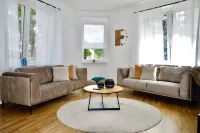 Spacious Design Retreat for Groups & Families - Apartments