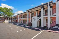Best Western University Inn - بار