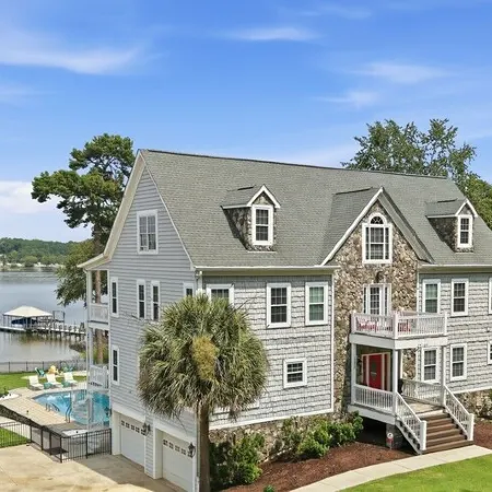 Luxury Lake House, Pool, Hot tub, Dock, Beach, Game room ,Boat Rental available
