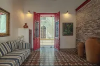 Colonial House in Downtown - 游泳池