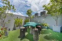 Bumblebee Hotel - 2-Star